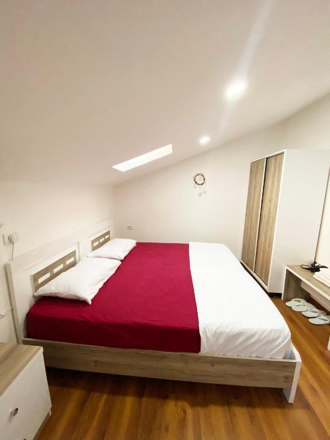 Guest House Himaj 베라트 외부 사진