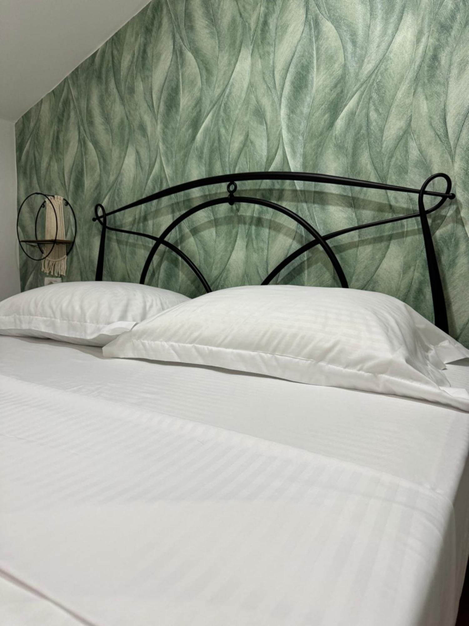 Guest House Himaj 베라트 외부 사진