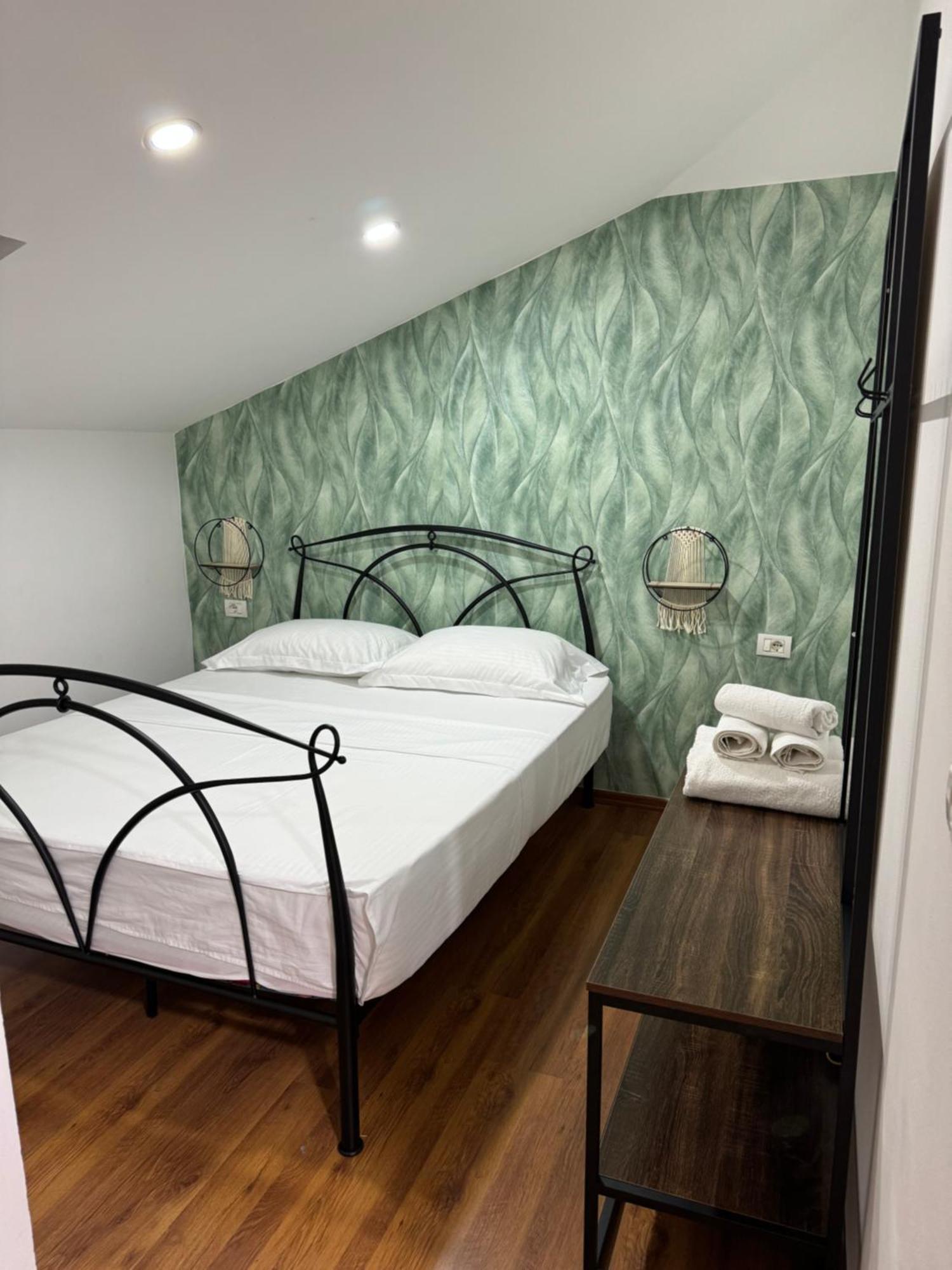 Guest House Himaj 베라트 외부 사진