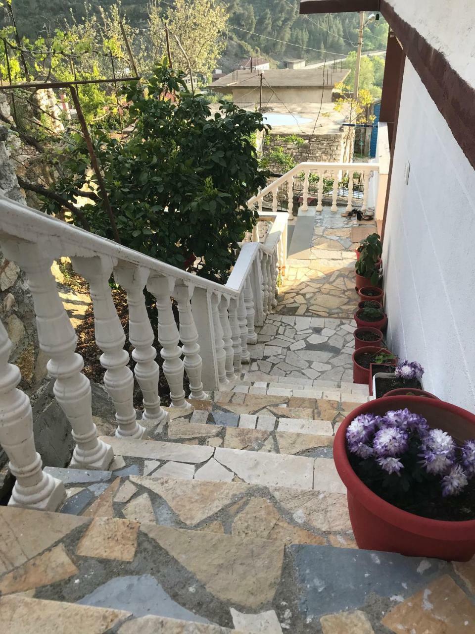 Guest House Himaj 베라트 외부 사진
