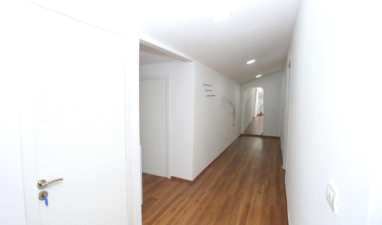 Guest House Himaj 베라트 외부 사진